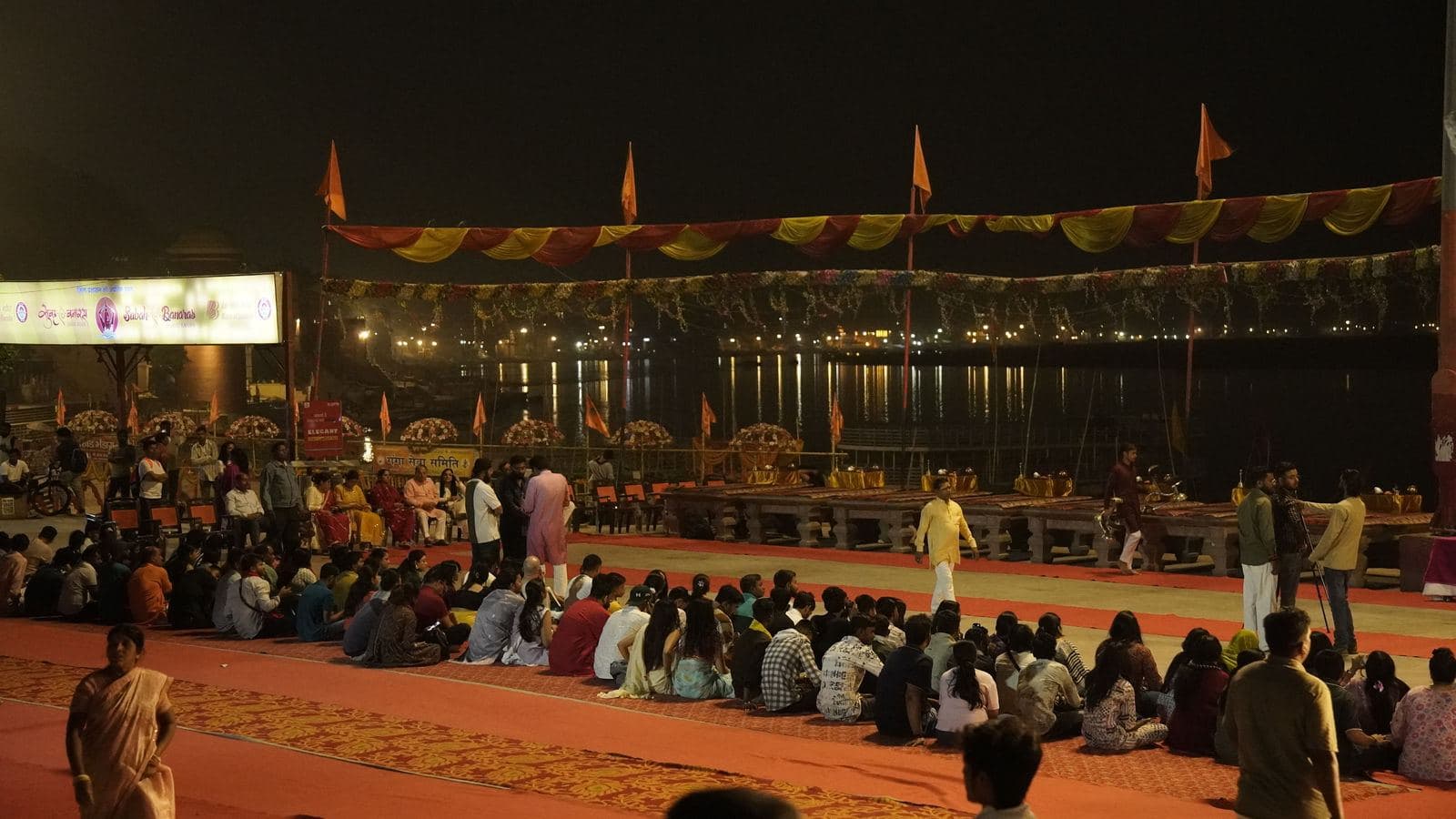 Ganga Aarti, Front Row